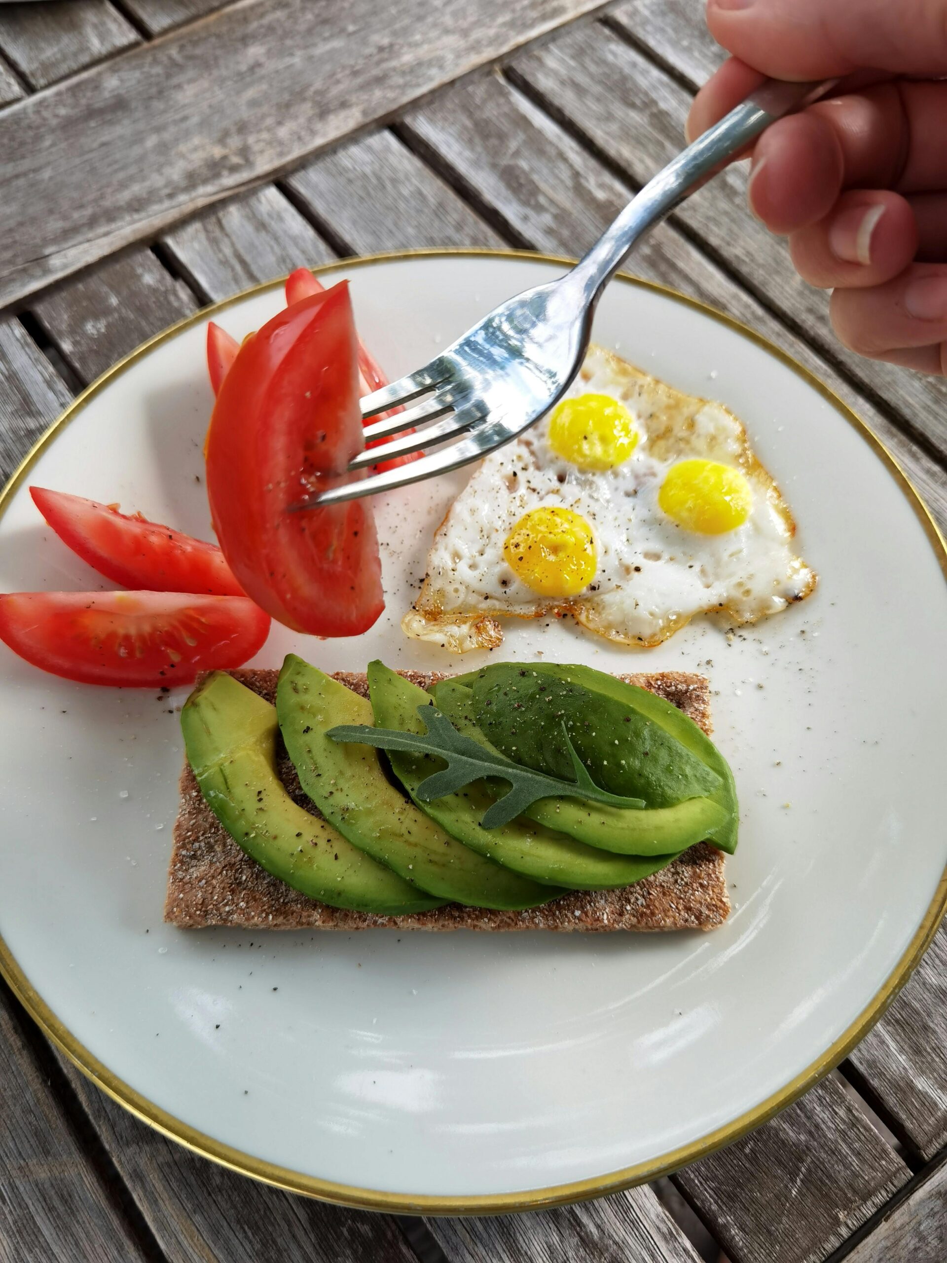 Ai food recognition in cafeteria: visual ai detects avocado toast, fried eggs & tomatoes, enabling use in cafeteria.